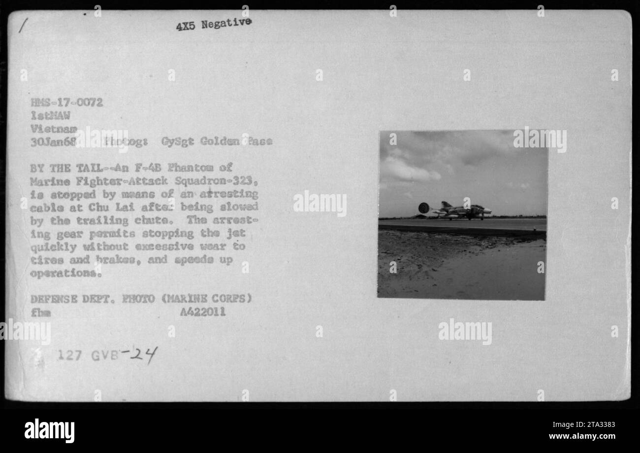 Un F-4B Phantom du Marine Fighter-Attack Squadron-323 ralentit sur la piste de Chu Lai en utilisant une goulotte traînante le 30 janvier 1968, pour préserver les pneus et les freins, photographié par GySgt Golden Pace pour le département de la Défense pendant la guerre du Vietnam. Banque D'Images