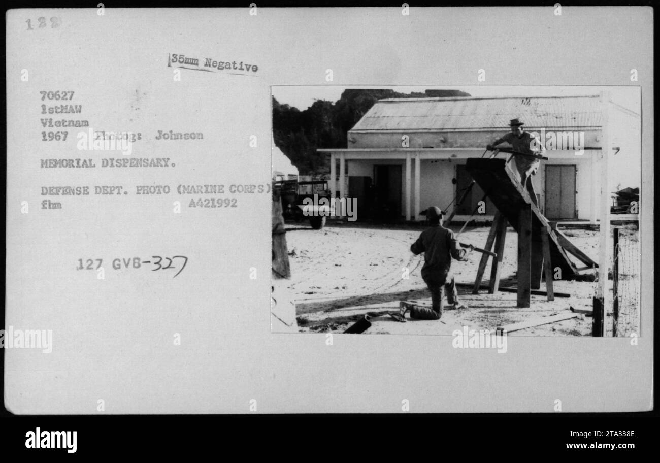 La photographie montre le Memorial Dispensary, un bâtiment médical sur la base de la 1ère escadre aérienne des Marines au Vietnam, entouré par l'USMC et des structures vietnamiennes, y compris des bunkers, prise en 1967 par le photographe du ministère de la Défense Johnson. Banque D'Images
