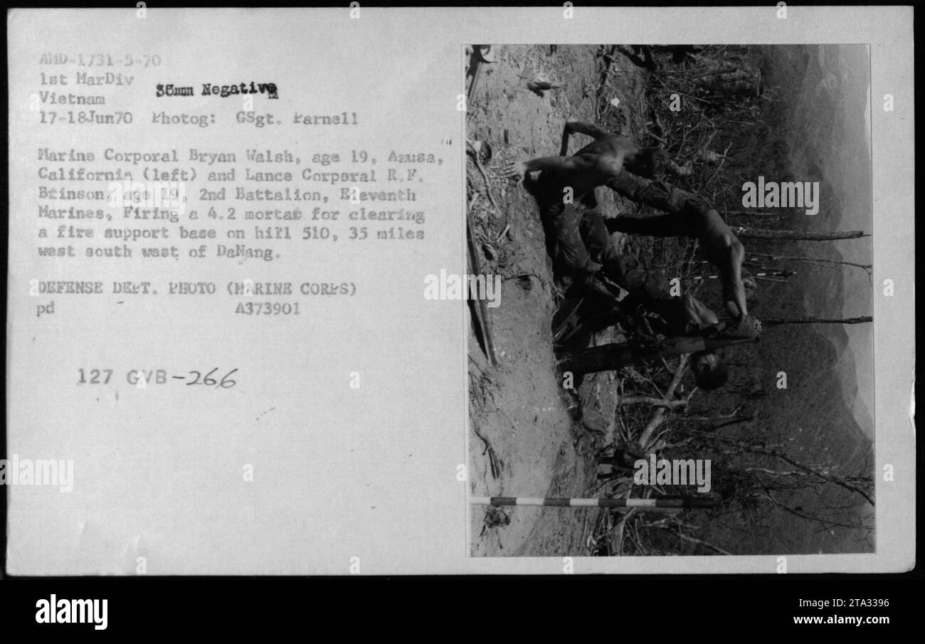 Le Caporal Bryan Walsh et le Caporal R. F. Beinson, tous deux âgés de 19 ans, sont vus sur cette photographie tirant un mortier de 4,2 dans le but de dégager une base d'appui-feu sur la colline 510, située à 35 milles à l'ouest au sud-ouest de Dalang. La photo a été prise le 17 juin 1970, dans le cadre des activités militaires américaines pendant la guerre du Vietnam par le GSgt. Karnell. Banque D'Images