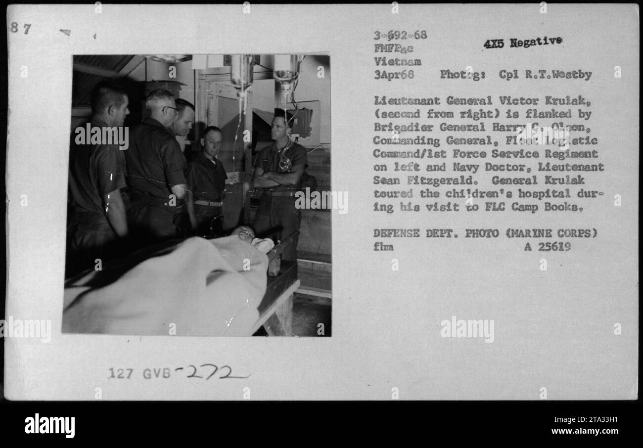 Le lieutenant-général Victor Krulak visite les livres des camps du FLC au Vietnam le 3 avril 1968, accompagné du brigadier général Harry C. Olson et du lieutenant Sean Fitzgerald, médecin de la marine, lors de la construction de l'hôpital pour enfants. Banque D'Images