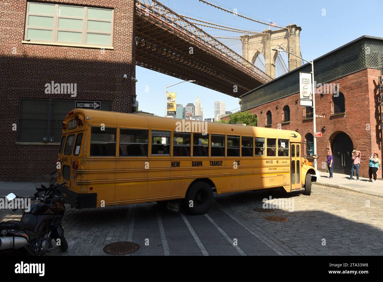 New York, USA - 25 mai 2018 : bus scolaire jaune sur Dumbo à Brooklyn. Banque D'Images