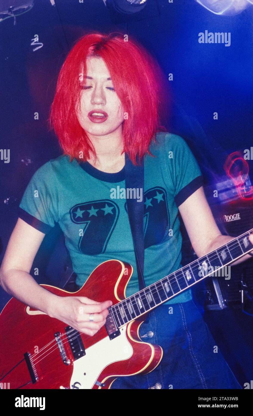 Miki Berenyi du groupe britannique Lush joue au Bath Hub Club à Bath, Angleterre, Royaume-Uni, le 8 juin 1994. Le groupe tourne pour soutenir la double sortie des deux singles Hypocrite et Desire Lines et de leur troisième album studio Split. Photographie : ROB WATKINS Banque D'Images