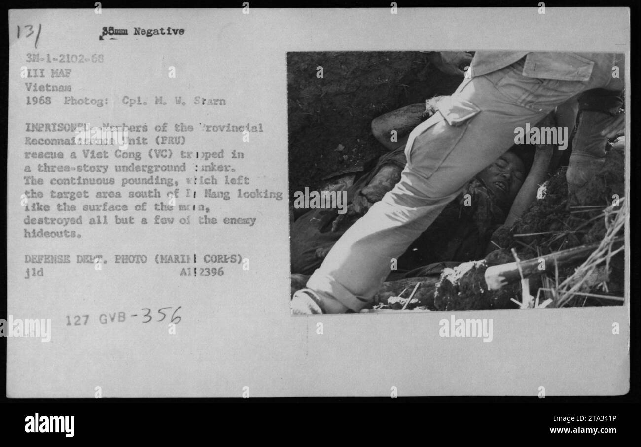 Des membres de l'unité provinciale de reconnaissance (PRU) peuvent être vus sauvant un membre du Viet Cong (VC) qui a été pris au piège dans un bunker souterrain de trois étages. La zone, située au sud de II Nang, a été lourdement bombardée, ne laissant que quelques cachettes ennemies intactes. Cette photographie a été prise en 1968 par le caporal M. W. Starn. Banque D'Images