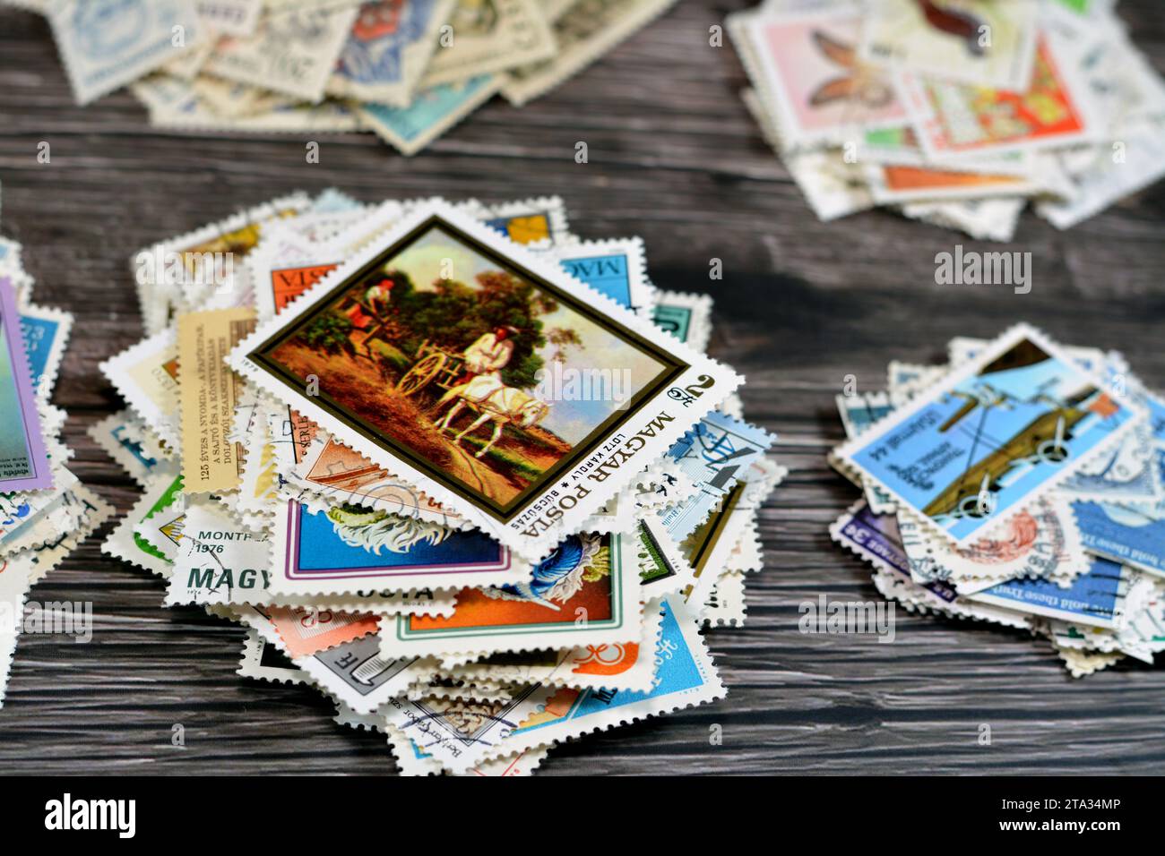 Le Caire, Egypte septembre 21 2022 : arrière-plan de divers vieux timbres-poste utilisés de différents pays et époques sur un fond en bois, une couverture avec Banque D'Images