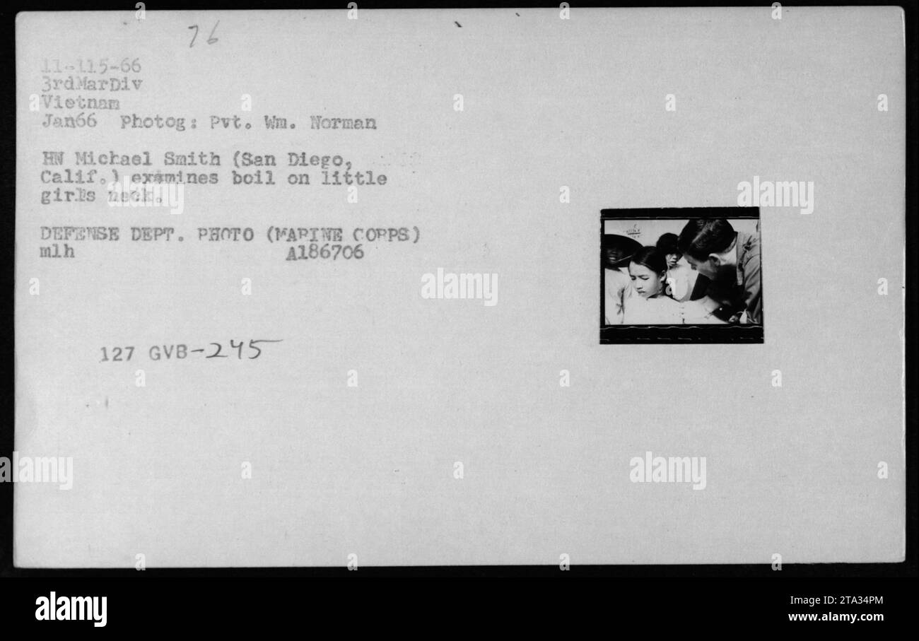 Sur Cette Photographie De Janvier 1966 Un M decin Du Corps Des Marines 