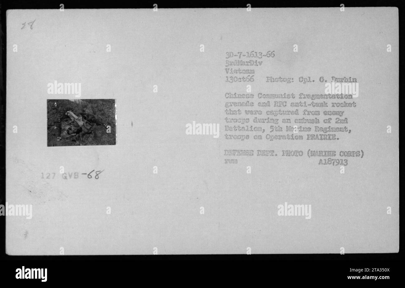 Une grenade à fragmentation chinoise Consuniet capturée et une roquette antichar RPC sont exposées sur cette photographie. Ces armes ont été saisies aux troupes ennemies lors d'une embuscade contre les troupes du 2e Bataillon, 5e Régiment de Marines, alors qu'elles opéraient dans le cadre de l'opération fratrie le 13 octobre 1966. La photo a été prise par le caporal G. Durbin. DEPT. DÉFENSE PHOTO (MARINE CORPS) A187913 FUD. Banque D'Images