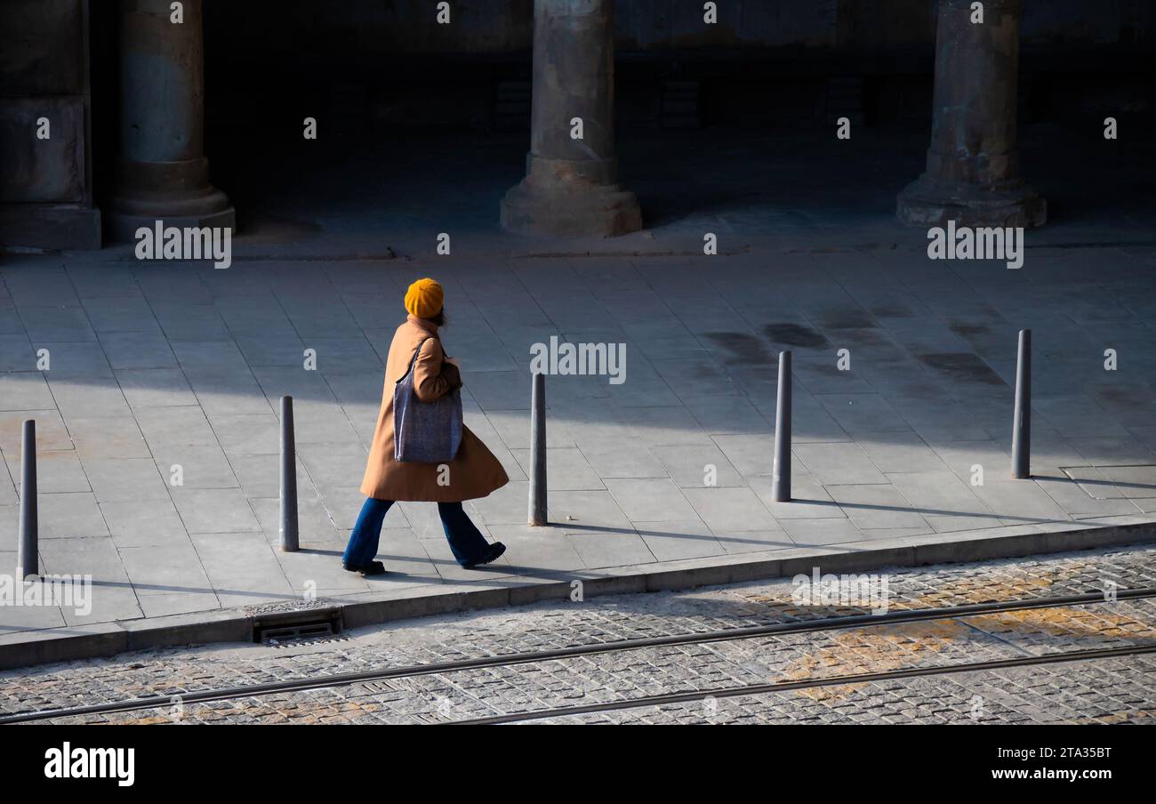 Belgrade, Serbie - 02 décembre 2020 : une jeune femme marchant dans une ruelle sombre abandonnée, seule, vue à grand angle Banque D'Images