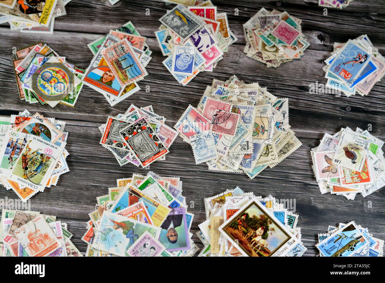 Le Caire, Egypte septembre 21 2022 : arrière-plan de divers vieux timbres-poste utilisés de différents pays et époques sur un fond en bois, une couverture avec Banque D'Images