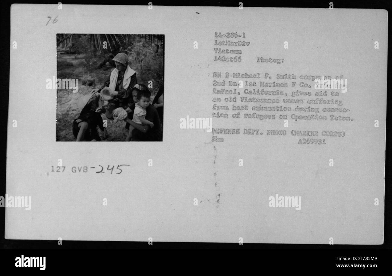 Un Marine américain du 2e Bataillon, 1e Marines nommé soldat Michel F. Smith fournit une assistance médicale à une femme vietnamienne âgée souffrant de déshydratation lors d'une opération de réfugiés au Vietnam le 14 octobre 1966. Cette photo a été prise par le photographe HH3 lors de la mission MEDCAP. Banque D'Images