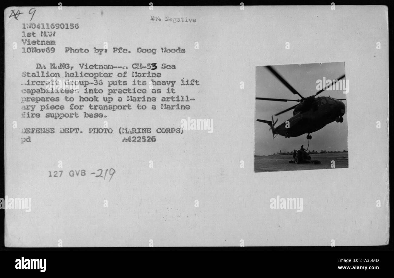 Un hélicoptère CH-53 Stallion d'Ilorine Aircraft Group-36 est montré en train de se préparer à accoupler une pièce d'artillerie des Marines pour le transport vers une base d'appui-feu des Marines le 10 novembre 1969. Cette photo montre les capacités de transport lourd de l'hélicoptère pendant la guerre du Vietnam. Banque D'Images