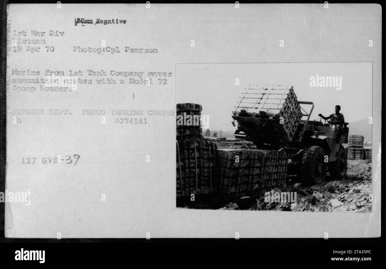 Le 19 avril 1970, un Marine de la 1st Tank Company au Vietnam déplace des caisses de munitions à l'aide d'un Scoop Loader modèle 72. La photographie, prise par le Cpl Pearson, illustre l'activité militaire de chargement et de déchargement de types de munitions pendant la guerre du Vietnam. Banque D'Images