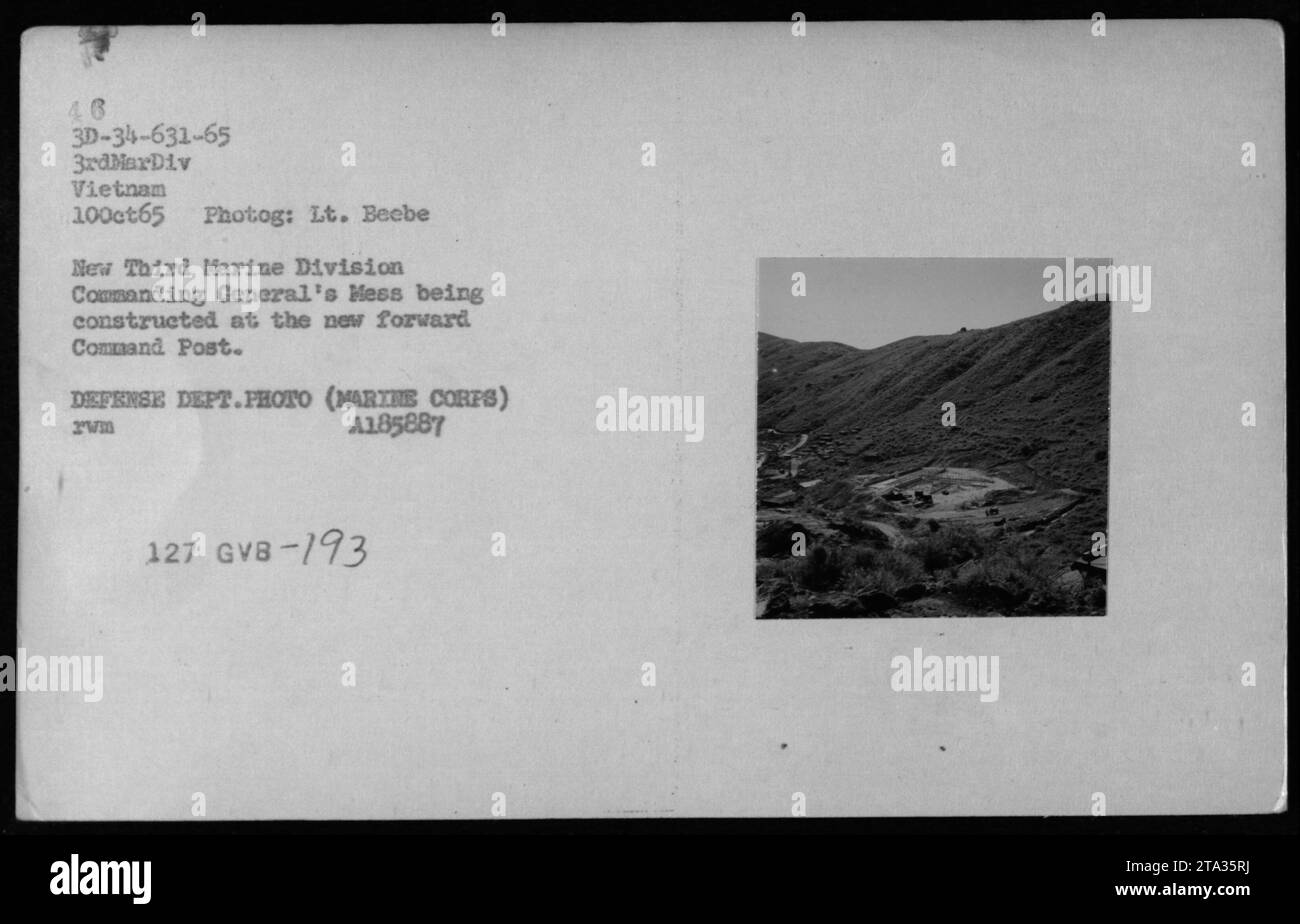 Le 10 octobre 1965, des ingénieurs de la 3e division des Marines construisent le mess du commandant général dans un poste de commandement avancé au Vietnam. Banque D'Images