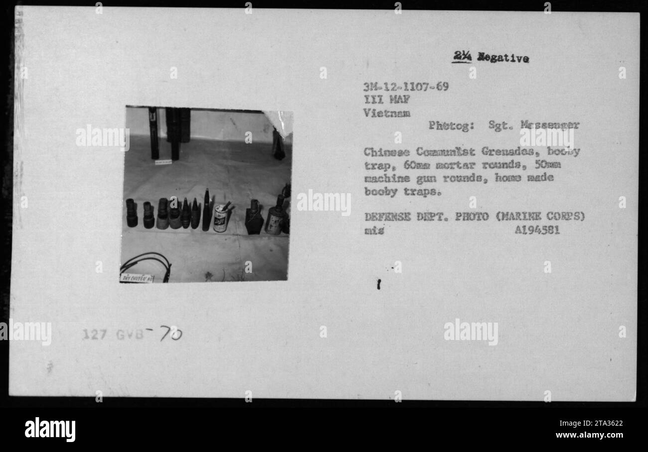 Une collection d'armes capturées de la guerre du Vietnam. L'image montre diverses grenades communistes chinoises, des pièges faits maison, des obus de mortier de 60 mm et des obus de mitrailleuse de 50 mm. La photographie a été prise en 1969 pour documenter les activités militaires américaines pendant le conflit. Banque D'Images