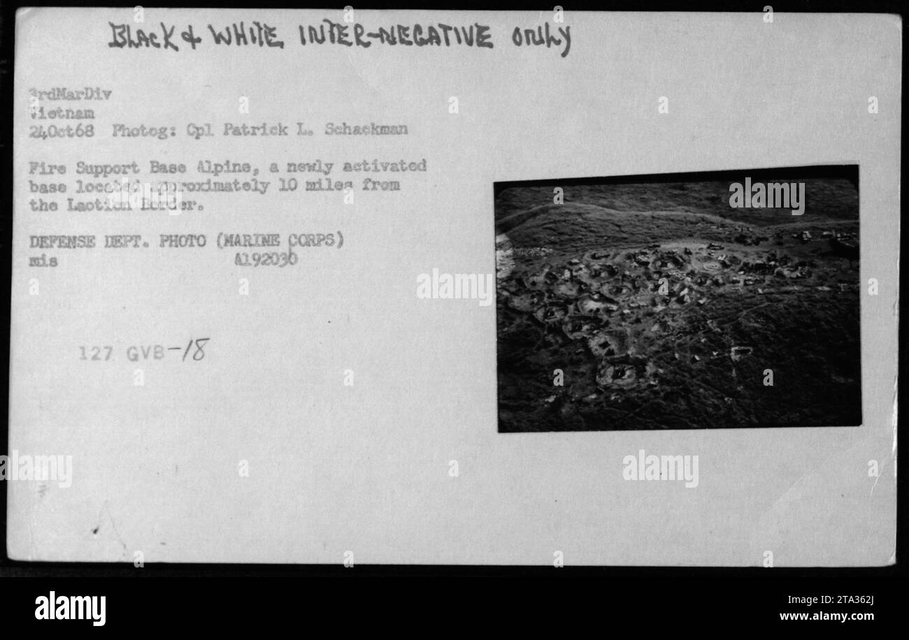 Vue aérienne de la base d'appui-feu Alpine, une base nouvellement activée pendant la guerre du Vietnam. Située à environ 10 miles de la frontière laotienne, la base a servi d'avant-poste militaire stratégique pour la 3rdMarDiv. Cette photographie inter-négative en noir et blanc a été prise le 24 octobre 1968 par le caporal Patrick L. Schackman. DEPT. DÉFENSE PHOTO (MARINE CORPS) MIS A192030 127 GVB-/8. Banque D'Images