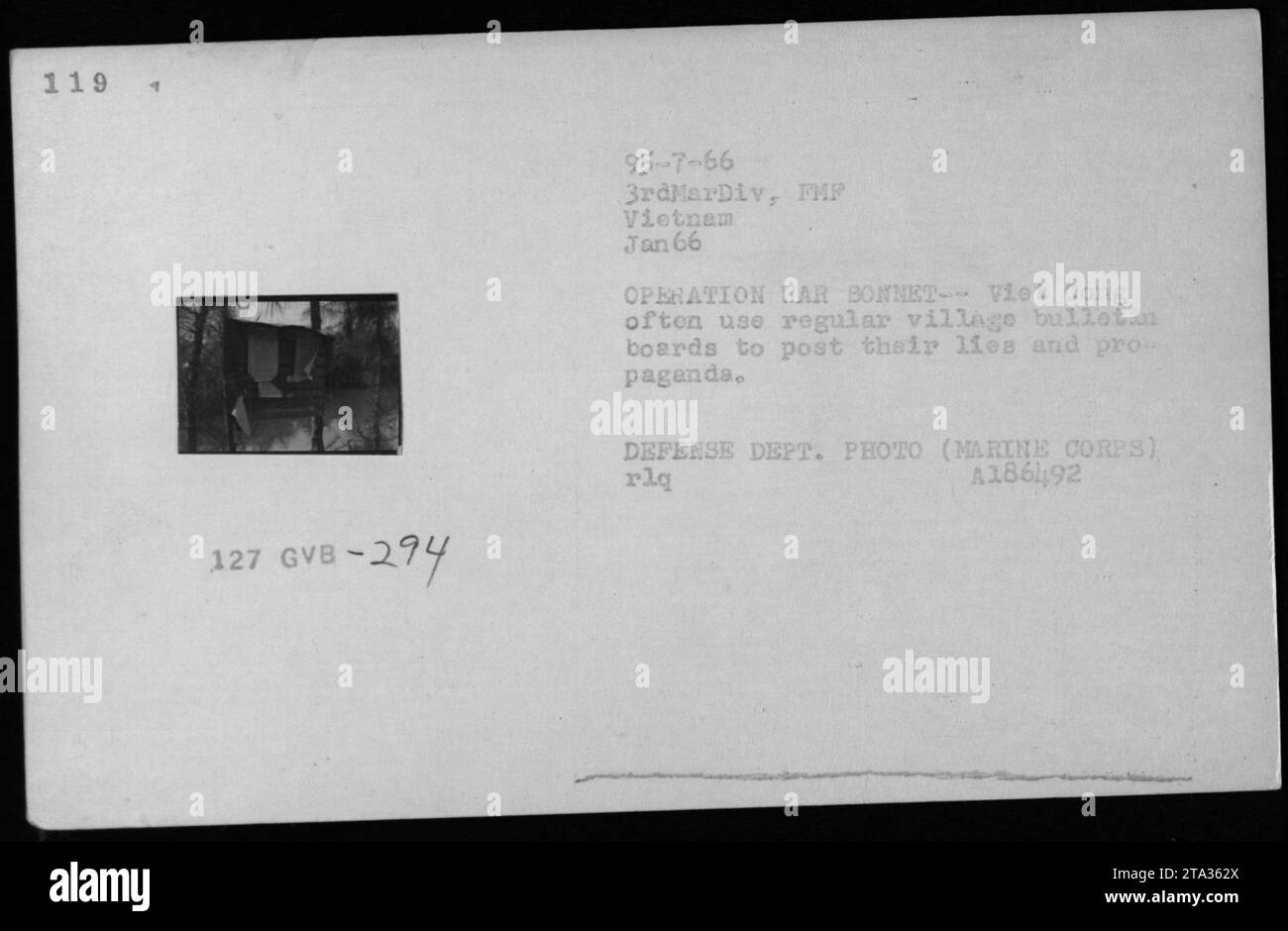 La propagande du Viet Cong publiée sur un panneau d’affichage de village pendant l’opération War Bonnet, en janvier 1966, illustre les efforts visant à influencer l’opinion publique, photographiée par le ministère de la Défense. Banque D'Images