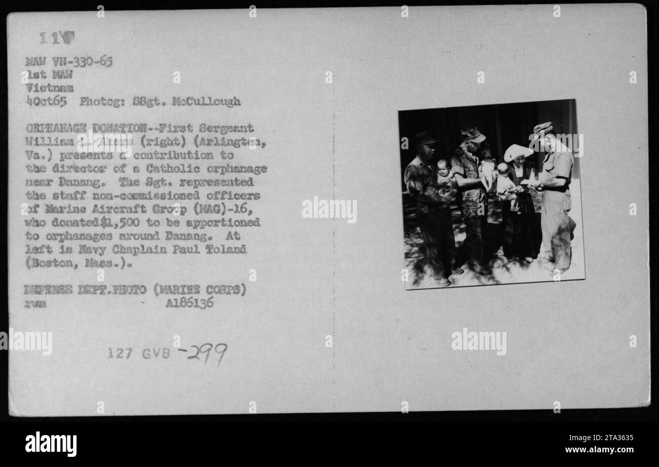 Le premier sergent William L. Akers du Marine Aircraft Group (MAG)-16 remet un don de 1 500 000 $ au directeur d'un orphelinat catholique près de Danang, au Vietnam, le 4 octobre 1965. La contribution a été faite au nom des sous-officiers. L'aumônier de la marine Paul Toland est également représenté. DEFENSE DEPT.PHOTO (MARIES CORPS) A186136 FOURRURE 127 GVB-299. Banque D'Images
