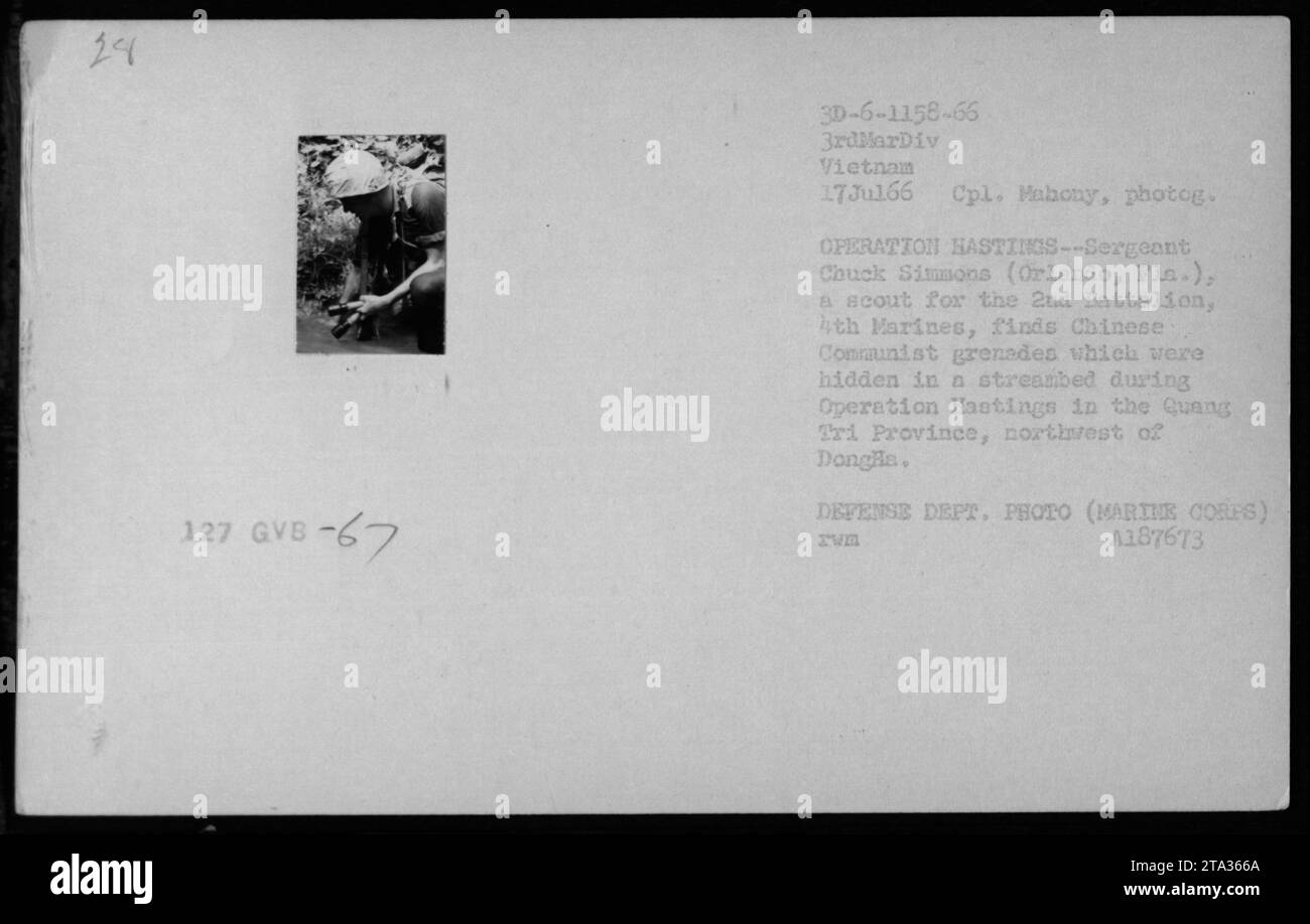 Le sergent Chuck Simmons (Orlando, Floride) du 2e Bataillon, 3e Marines, découvre des grenades communistes chinoises cachées dans un lit de ruisseau pendant l'opération Hastings dans la province de Quang Tri, au nord-ouest de Dongla. Cette photographie a été prise par le caporal Mahony le 17 juillet 1966. Il provient de la collection de photographies capturant les activités militaires américaines pendant la guerre du Vietnam. Banque D'Images