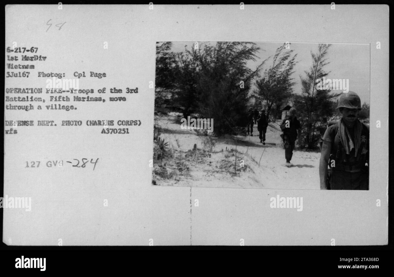 Les troupes du 3e Bataillon, 5e Marines, mènent des opérations dans un village vietnamien lors de l'opération Pike en juillet 1967. Photographiée par le Cpl page, cette image capture les activités militaires américaines pendant la guerre du Vietnam. DEPT. DÉFENSE PHOTO (MARINE CORPS) KES A370251 127 GVB-284. Banque D'Images