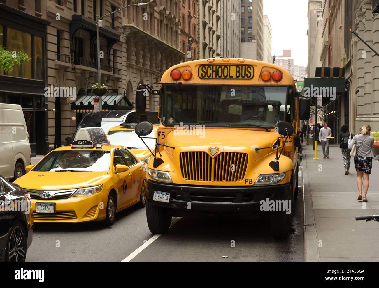 New York, USA - 30 mai 2018 : taxi jaune et bus scolaire dans la rue de Manhattan à New York. Banque D'Images