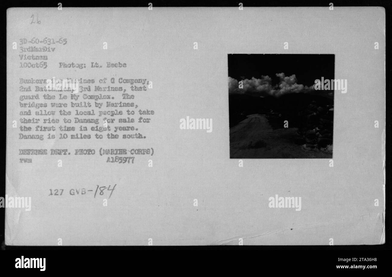 Des Marines de la compagnie G, du 2e bataillon, du 3e Marines, gardant le complexe le My, sont vus à côté des bunkers en octobre 1965. Ces Marines construisirent des ponts qui permettaient aux résidents locaux de transporter du riz à Danang pour le vendre après huit ans. Danang est situé à 10 miles au sud. Cette photo a été prise par le lieutenant Beebe et provient de la collection du ministère de la Défense. Banque D'Images