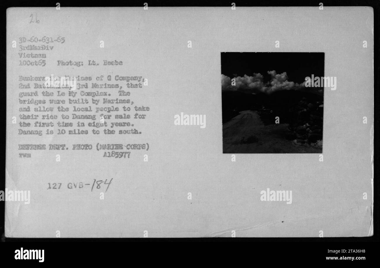 En octobre 1965, les Marines de la compagnie G, du 2e Bataillon, du 3e Marines, gardent le complexe le My et supervisent les bunkers et les ponts permettant aux résidents locaux de transporter du riz à Danang, photographié par le lieutenant Beebe. Banque D'Images