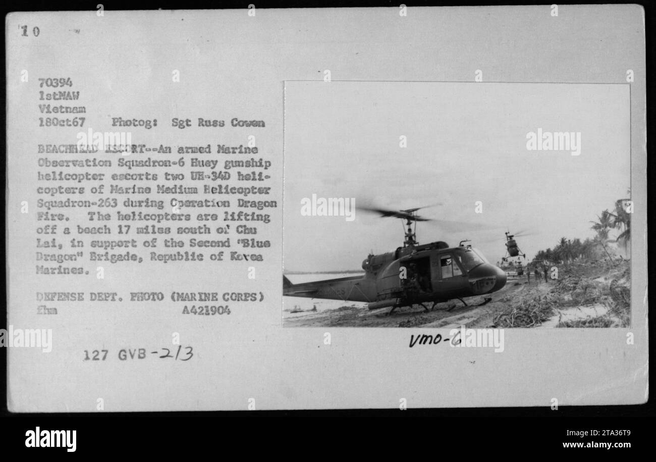 Marine observation Squadron-6 Huey Gumship hélicoptère escorte deux hélicoptères UH-34D du Marine Medium Helicopter Squadron-263 pendant l'opération Dragon Fire. Les hélicoptères décollent d'une plage à 17 miles au sud de Chu Lai, en soutien à la deuxième Brigade 'Dragon Bleu' des Marines de la République de Corée. Date : 18 octobre 1967. Cette image fait partie de la collection - hélicoptères - 1967. ESCORTE DE TÊTE DE PONT : un hélicoptère armé de l'escadron d'observation des Marines-6 Huey peut être vu escortant deux hélicoptères UH-34D de l'escadron d'hélicoptère moyen des Marines-263 lors de l'opération Dragon Fire le 18 octobre 1967 Banque D'Images