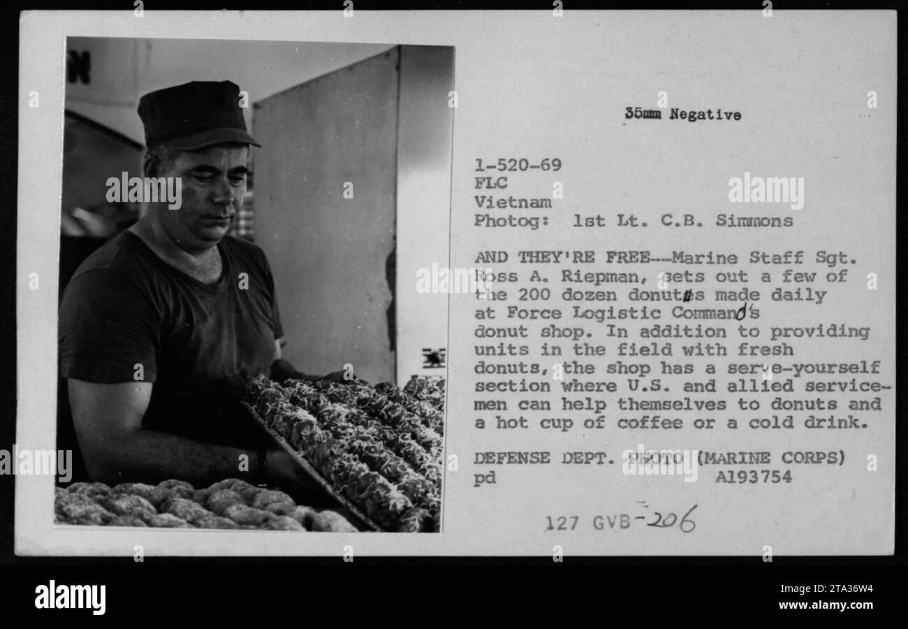 Le sergent d'état-major Ross A. Riepman prépare des beignets à la boutique de beignets du Commandement logistique de la Force au Vietnam pendant la guerre du Vietnam. L'installation produit environ 200 douzaines de beignets par jour, servant des unités sur le terrain ainsi qu'une section libre-service où les membres du service peuvent se servir de beignets, de café ou de boissons froides. Banque D'Images