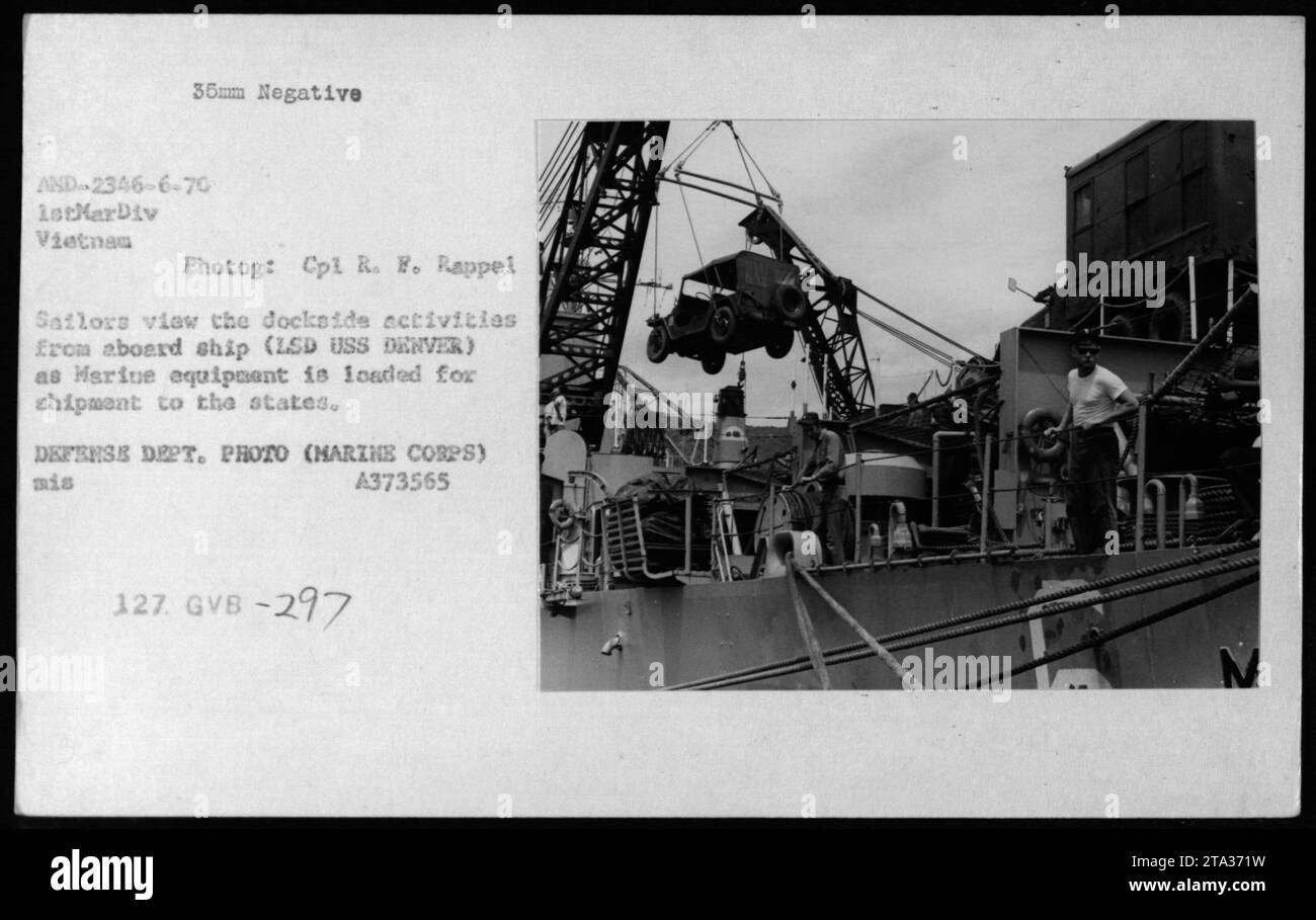 Les marins à bord de l'USS Denver observent les activités à quai lors du redéploiement de la 1e Division des Marines au Vietnam. De l'équipement marin est chargé sur le navire pour être transporté aux États-Unis. Cette image capture un moment de logistique militaire pendant la guerre du Vietnam. Photo du Département de la Défense, prise par le Cpl R. F. Rappel, corps des Marines. GVB-297. Banque D'Images