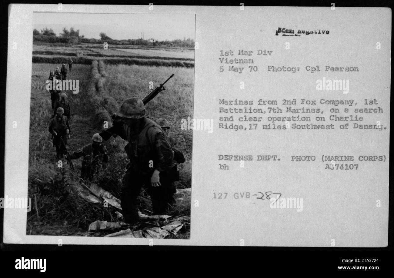 Marines de la 2nd Fox Company sur une opération de recherche et de dégagement sur Charlie Ridge, à 17 miles au sud-ouest de Danang. Cette photographie a été prise le 5 mai 1970 par le Cpl Pearson. Les Marines photographiés proviennent du 1e Bataillon, 7e Marines, qui fait partie de la 1e Division des Marines stationnée au Vietnam. Banque D'Images