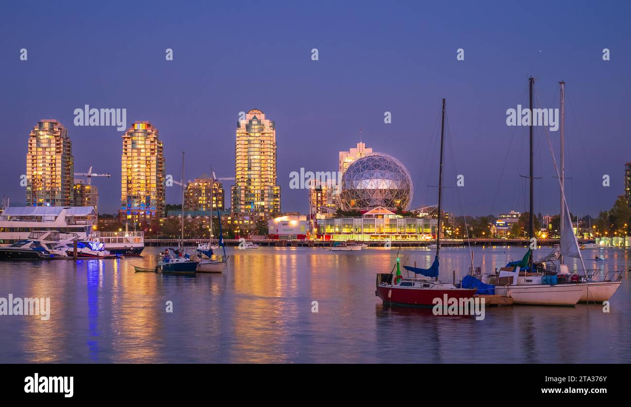 TELUS World of Science Center Vancouver Colombie-Britannique, Canada. Science World réflexions au coucher du soleil. Photo de voyage, espace de copie pour le texte Banque D'Images