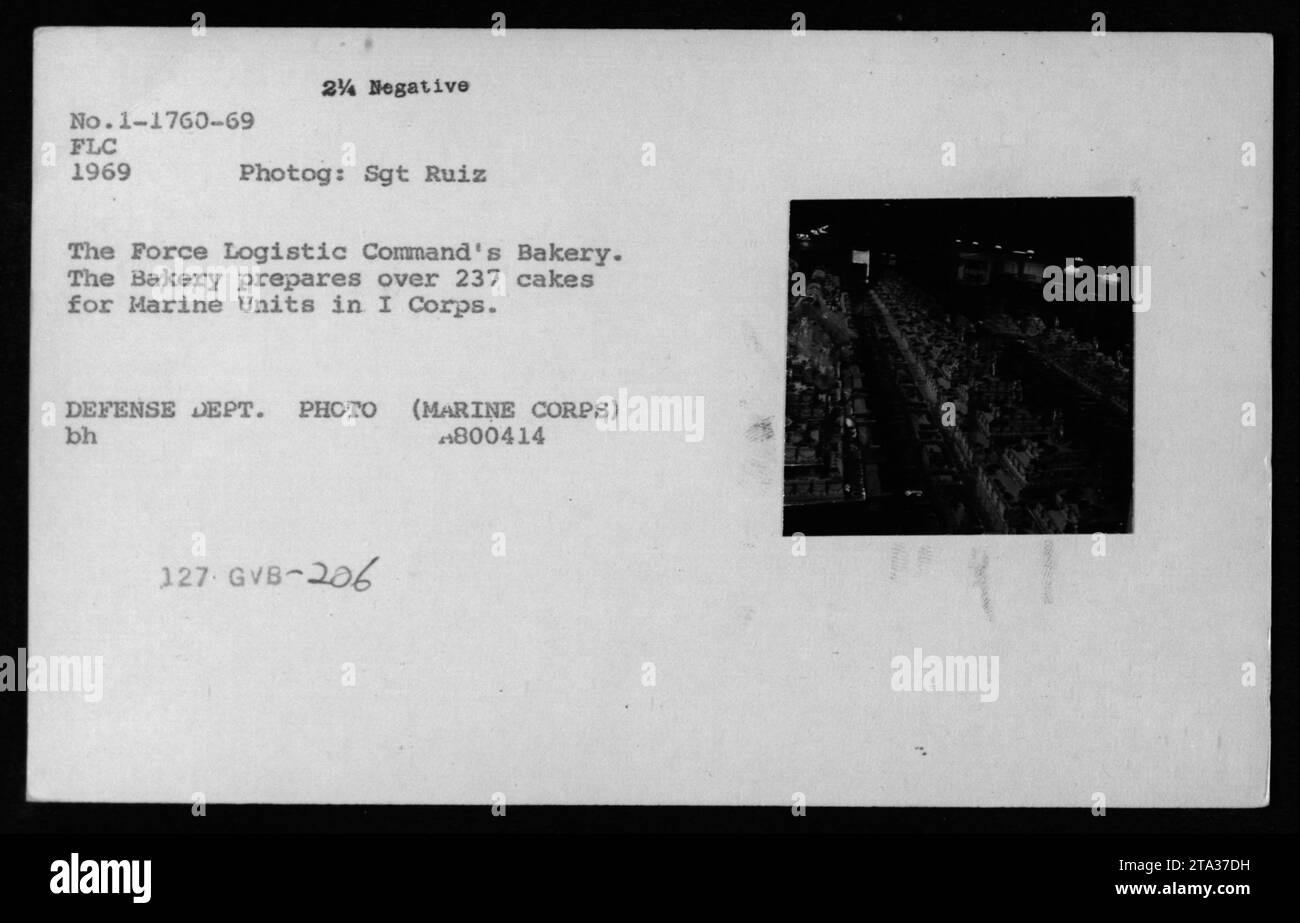 Une photographie du département de la Défense de 1969 montre l'intérieur de la boulangerie du commandement logistique de la Force préparant plus de 237 gâteaux pour les unités des Marines du I corps pendant la guerre du Vietnam. Banque D'Images