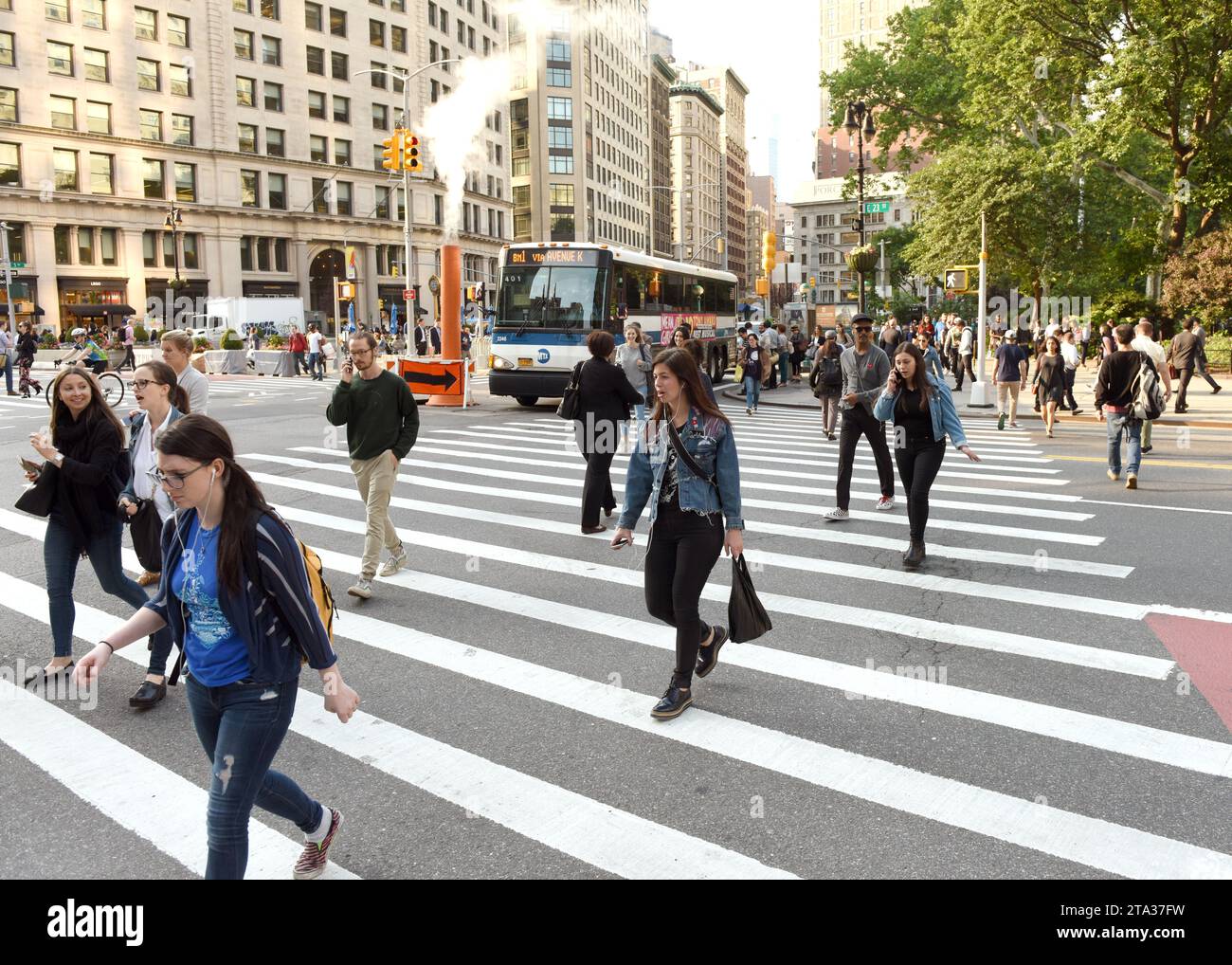 New York, États-Unis - 7 juin 2018 : les gens marchent sur des passages de zèbre près du Flatiron Plaza à New York. Banque D'Images