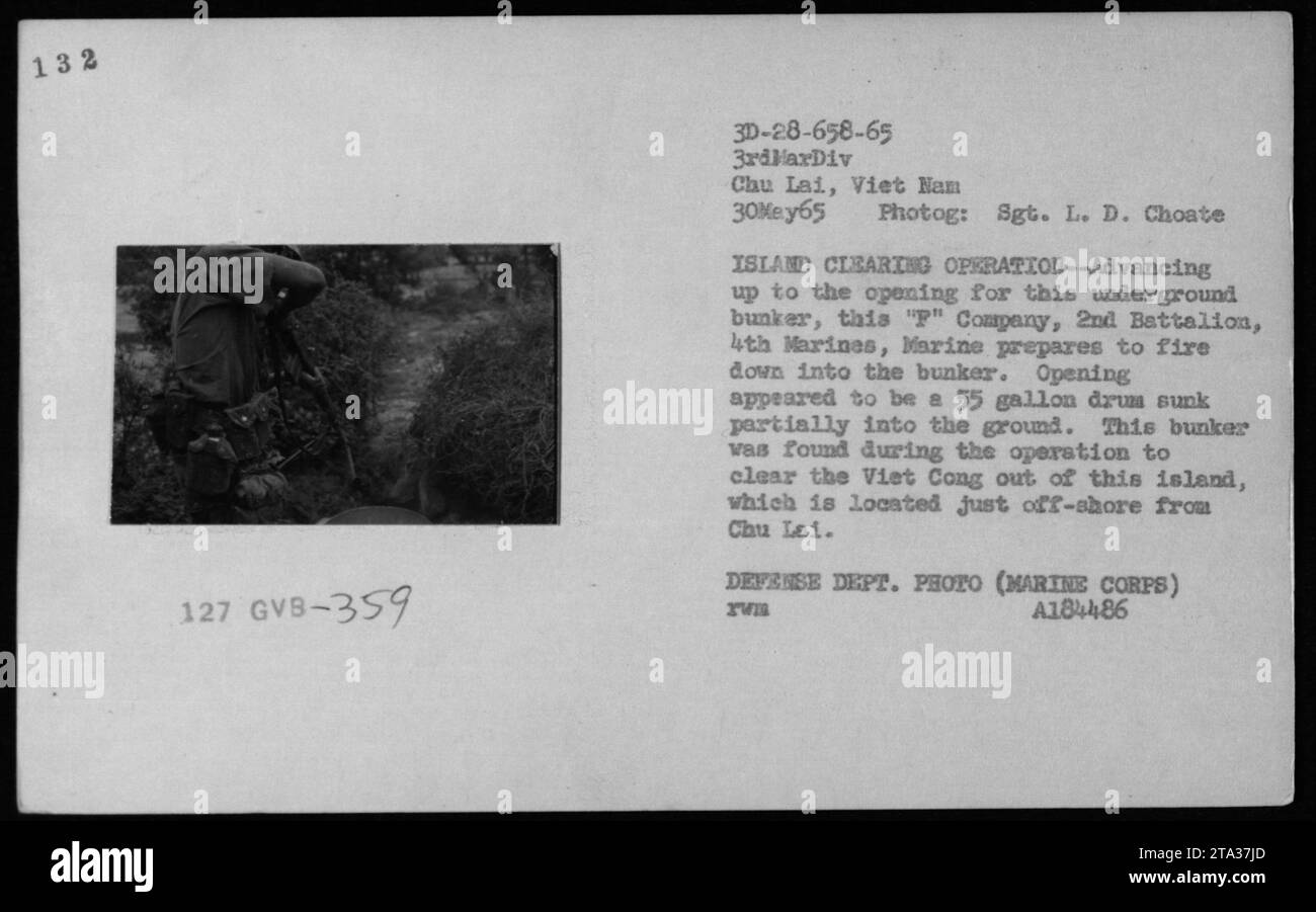 Des incendies marins dans un bunker souterrain découvert pendant l'opération de nettoyage de l'île pour éliminer Viet Cong d'une petite île près de Chu Lai. L’ouverture du bunker ressemble à un fût partiellement submergé de 55 gallons. 30 mai 1965. Photographié par le sergent L. D. Choate. (Photo du Département de la Défense par Marine corps, A184486) Banque D'Images