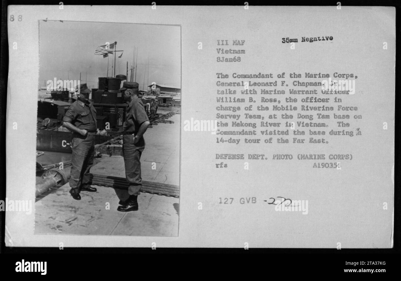 Le général Leonard F. Chapman, Jr., commandant du corps des Marines, est vu converser avec l'adjudant des Marines William B. Ross à la base de Dong Tam au Vietnam. Cette photographie a été prise le 8 janvier 1968, au cours de la tournée de 14 jours du général Chapman en extrême-Orient. Photographie prise par le ministère de la Défense. Banque D'Images