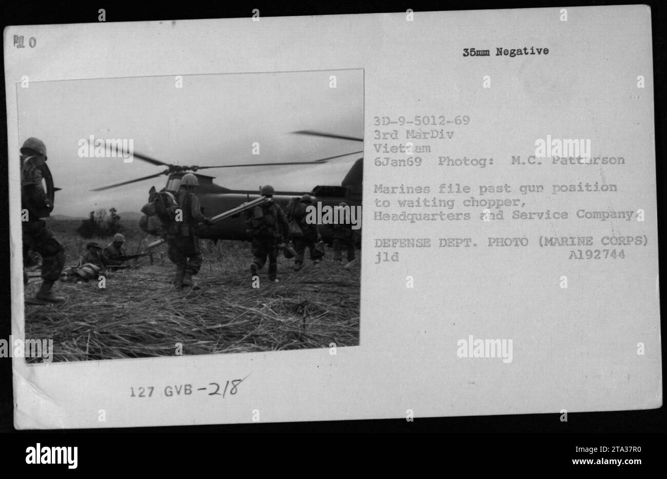 Les Marines déposent une position de canon vers des hélicoptères CH-46 en attente le 6 janvier 1969. La photographie a été prise par M.C. Patterson pendant les activités militaires américaines au Vietnam. L'image montre les membres du quartier général et de la compagnie de services de la 3e Division Marine. DEPT. DÉFENSE PHOTO (MARINE CORPS) JLD A192744. Banque D'Images