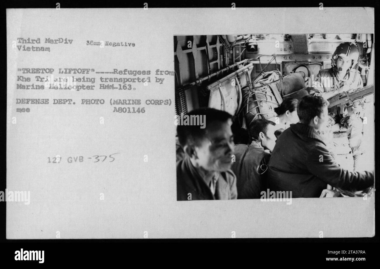 Sur cette photographie prise en 1969 pendant la guerre du Vietnam, on peut voir un hélicoptère de la Marine de HMM-163 transportant des réfugiés de Khe Tri. L ' hélicoptère est utilisé pour faciliter leur réinstallation, ce qui met en évidence l ' impact du conflit sur la vie civile. Cette image a été capturée par le ministère de la Défense et fait partie de la collection de négatifs de 35 mm de la 3e Division des Marines. Banque D'Images