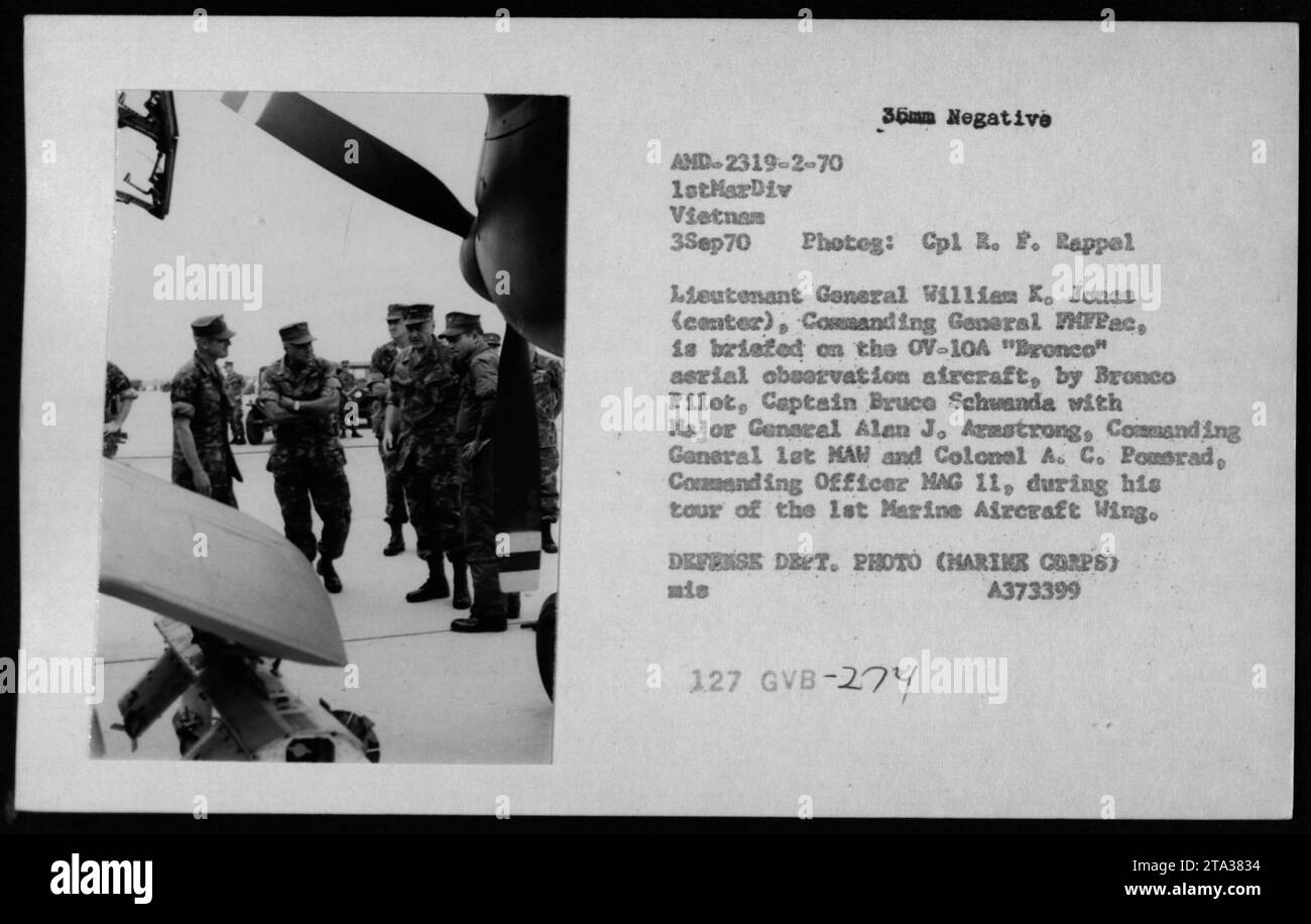 Le Lieutenant-général William K. Jones, commandant le MFPac, est informé sur l'avion OV-10a Bronco par le capitaine Bruce Schwanda, en présence du major-général Alan J. Armstrong et du colonel A. C. Pomorad. Cette photographie capture leur visite de la 1st Marine Aircraft Wing pendant la guerre du Vietnam en septembre 1970. Banque D'Images