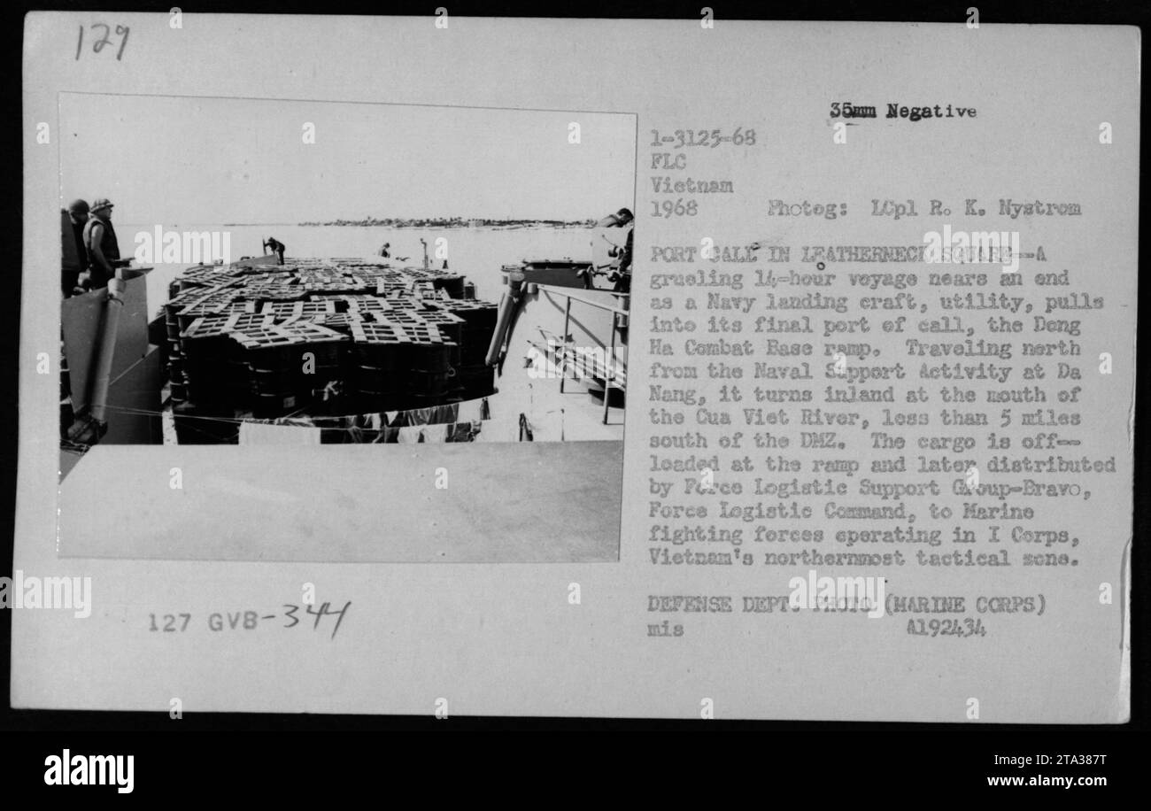 L'embarcation de débarquement de la marine, l'USS Tripoli LPH-10, approche de son dernier port d'escale, la rampe de la base de combat Deng He. Il a voyagé au nord de l'activité de soutien naval à Da Nang, il a tourné vers l'intérieur des terres à l'embouchure de la rivière Cua Viet, à moins de 5 miles au sud de la DMZ. La cargaison a été déchargée et distribuée aux forces marines opérant dans la zone tactique nord du Vietnam. Photographié par le lcpl R. K. Nystrom en 1968. Banque D'Images