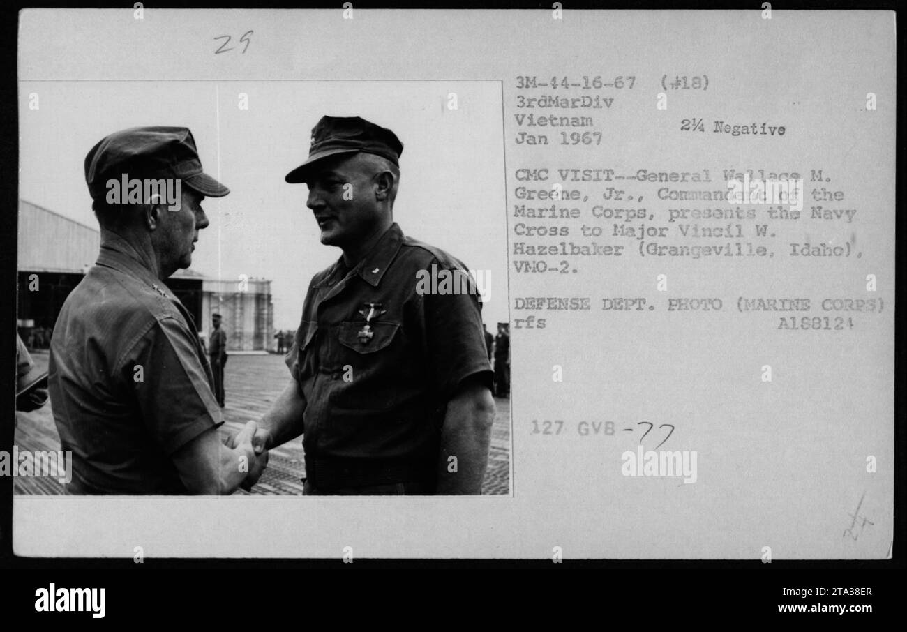 Le major Vinail W. Hazelbaker du VNO-2 reçoit la Croix de la Marine du général Wallace M. Greene Jr, commandant du corps des Marines, au Vietnam en janvier 1967 pour ses vaillantes actions. Banque D'Images
