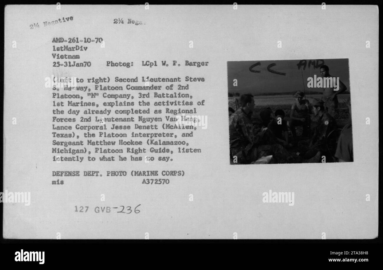 Le sous-lieutenant Steve S. Hanway, commandant de peloton du 2e peloton, compagnie 'M', 3e Bataillon, 1e Marines, explique les activités terminées au sous-lieutenant Nguyen Van Hung, au caporal Jesse Denett (McAllen, Texas), interprète de peloton, et au sergent Matthew Hookee (Kalamazoo, Michigan), guide droit de peloton, au Vietnam. Banque D'Images