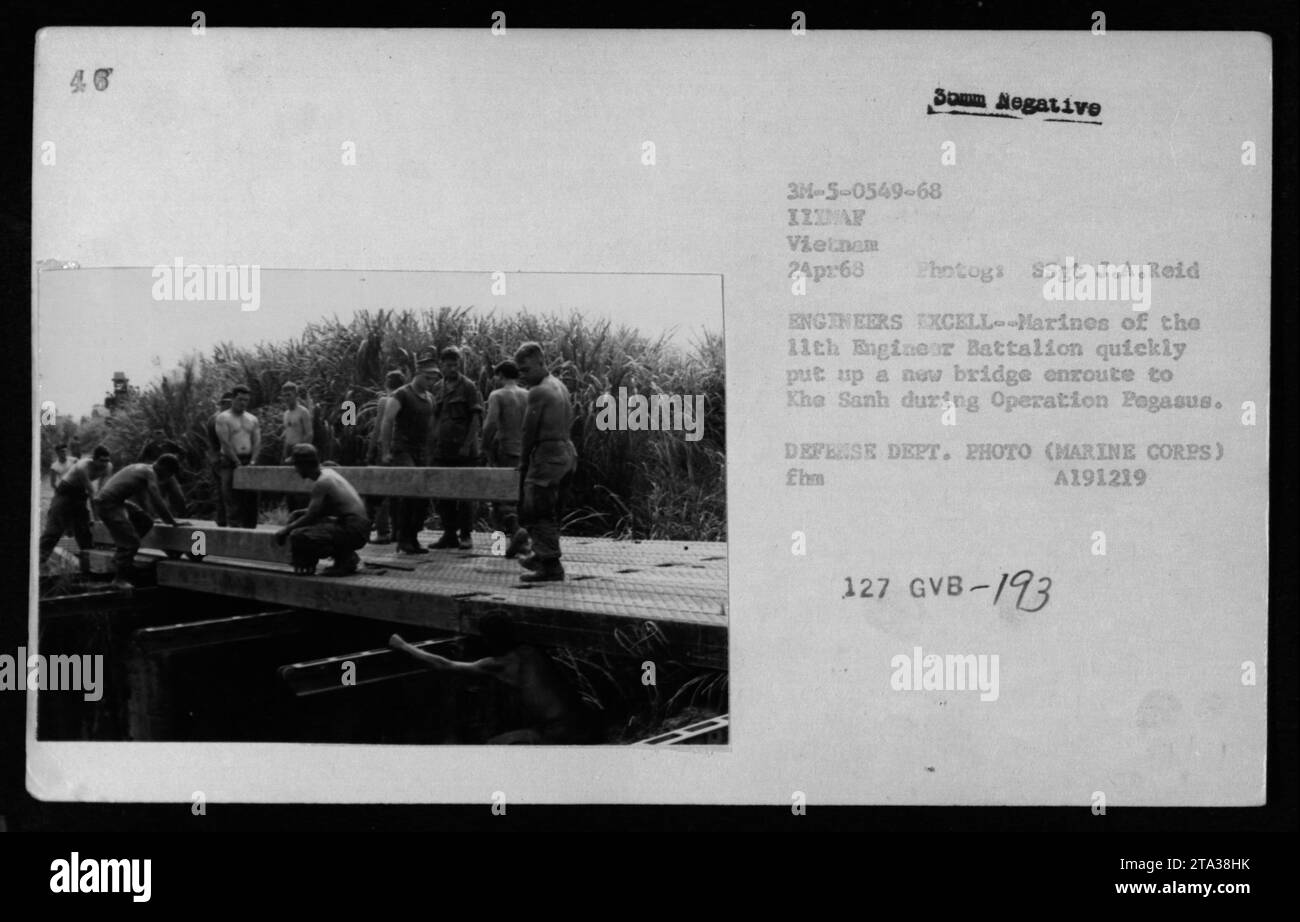 Les Marines du 11e bataillon du génie construisent un nouveau pont lors de l'opération Pegasus en route vers Khe Sanh le 2 avril 1968. Cette photo capture le travail efficace des ingénieurs dans l'amélioration considérable de l'infrastructure militaire pendant la guerre du Vietnam. Banque D'Images