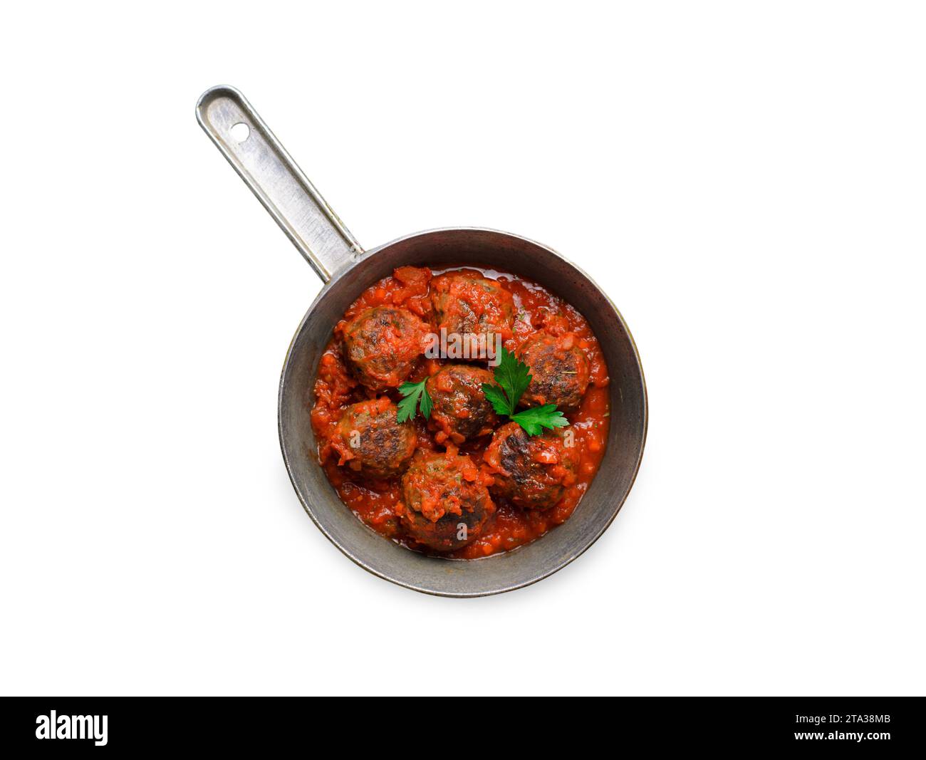 Boulettes de viande en sauce tomate dans une poêle sur fond blanc isolé Banque D'Images