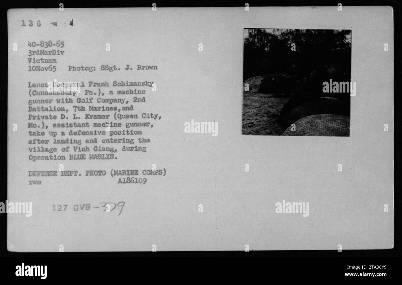 Légende : le Caporal Frank Schimansky et le Soldat D. L. Kramer prennent position défensive dans le village de Vinh Giang lors de l'opération BLUE MARLIN le 10 novembre 1965. Schimansky, de Cannonsburg, Pennsylvanie, est mitrailleuse de la Golf Company, 2e bataillon, 7e Marines. Kramer, de Queen City, Missouri, est son assistant. Banque D'Images