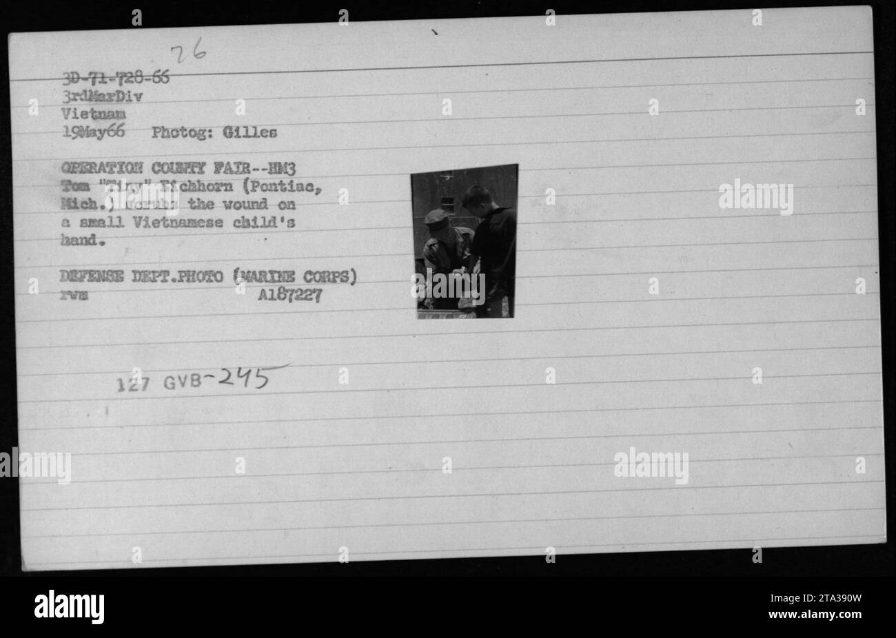Un cadavre de la Marine, HM3 Tom 'Tiny' Eichhorn de Pontiac, Michigan, est vu dans l'opération County Fatr pendant la guerre du Vietnam. Le 19 mai 1966, on peut le voir nettoyer soigneusement la blessure sur la main d'un jeune enfant vietnamien. Cette image a été prise par un photographe nommé Gilles pour le Département de la Défense. Banque D'Images