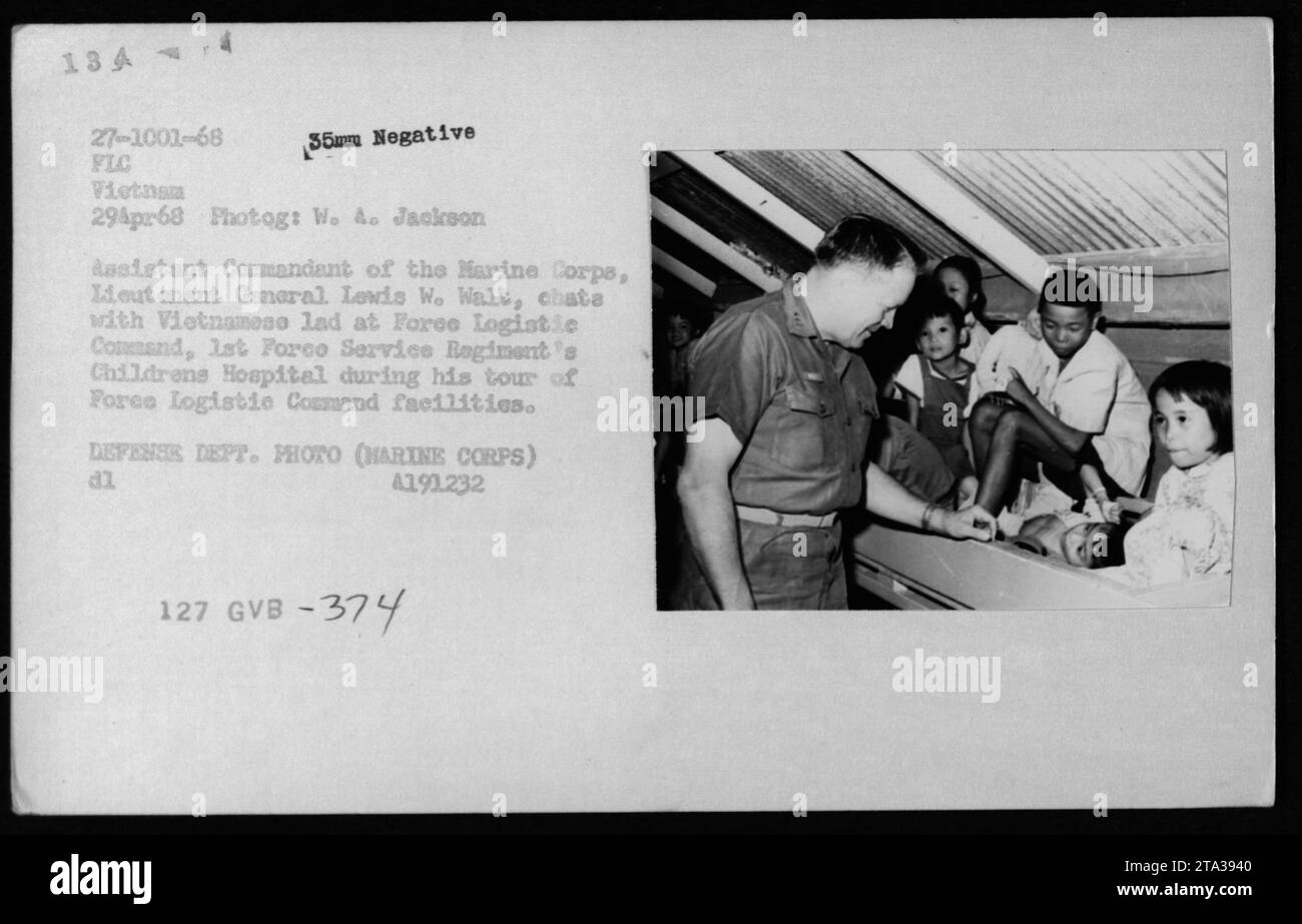 Le lieutenant-général Lewis W. Walt, commandant adjoint du corps des Marines, s'entretenant avec un garçon vietnamien à l'hôpital pour enfants du Commandement logistique de la Force, 1e Régiment de Foreo Service, lors de sa visite aux installations de commandement. Cette photographie a été prise le 29 avril 1968 au Vietnam par W. A. Jackson. C'est une photo du ministère de la Défense du corps des Marines. Banque D'Images