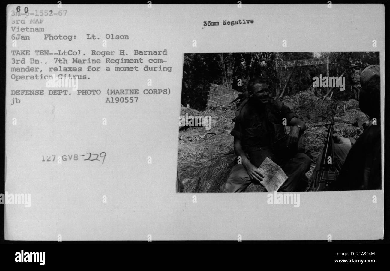 Lieutenant-colonel. Roger H. Barnard, commandant du 3rd BN., 7th Marine Regiment, prend un moment de détente lors de l’opération Citrus au Vietnam. Cette photo capture un exemple de temps mort parmi les activités militaires pendant la guerre. (Image n° A190557) Banque D'Images