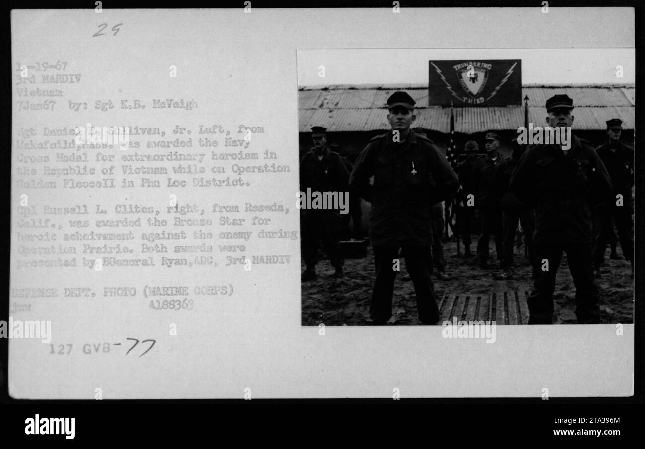 Le sergent Daniel F. Sullivan Jr. Reçoit sa médaille de la Croix de la Marine et le caporal Russell L. clites reçoit son étoile de bronze lors d’une cérémonie au Vietnam le 7 janvier 1967. Le sergent Sullivan a été récompensé pour son héroïsme extraordinaire lors de l'opération Golden Toison II dans le district de Phu Loc. Le caporal clites a été reconnu pour ses réalisations héroïques dans le cadre de l’opération Prairie. Les deux prix ont été remis par le BGen. Ryan, ADC, 3e MARDIV. Banque D'Images