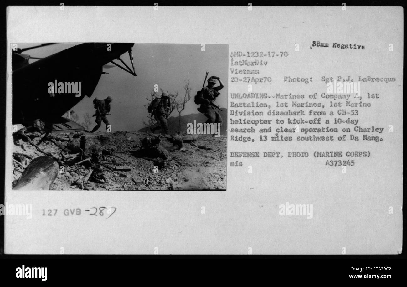 Les Marines de la compagnie A, 1er Bataillon, déchargent d'un hélicoptère CH-53 sur Charley Ridge, à 13 miles au sud-ouest de Da Nang, lors d'une opération de recherche et de déblaiement le 20 avril 1970, documentée dans le cadre d'activités militaires américaines. Banque D'Images