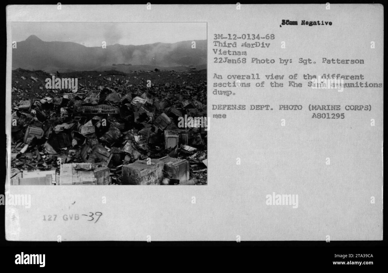 Vue d'ensemble de la décharge de munitions de Khe Sanh, montrant différentes sections et types de munitions. Cette photo a été prise le 22 janvier 1968 par le sergent Patterson du troisième arDiv Vietnam. L'image est un négatif, avec le numéro de référence 3M-12-0134-68. Il s'agit d'une photo du ministère de la Défense (corps des Marines), avec le numéro d'identification A801295. Banque D'Images