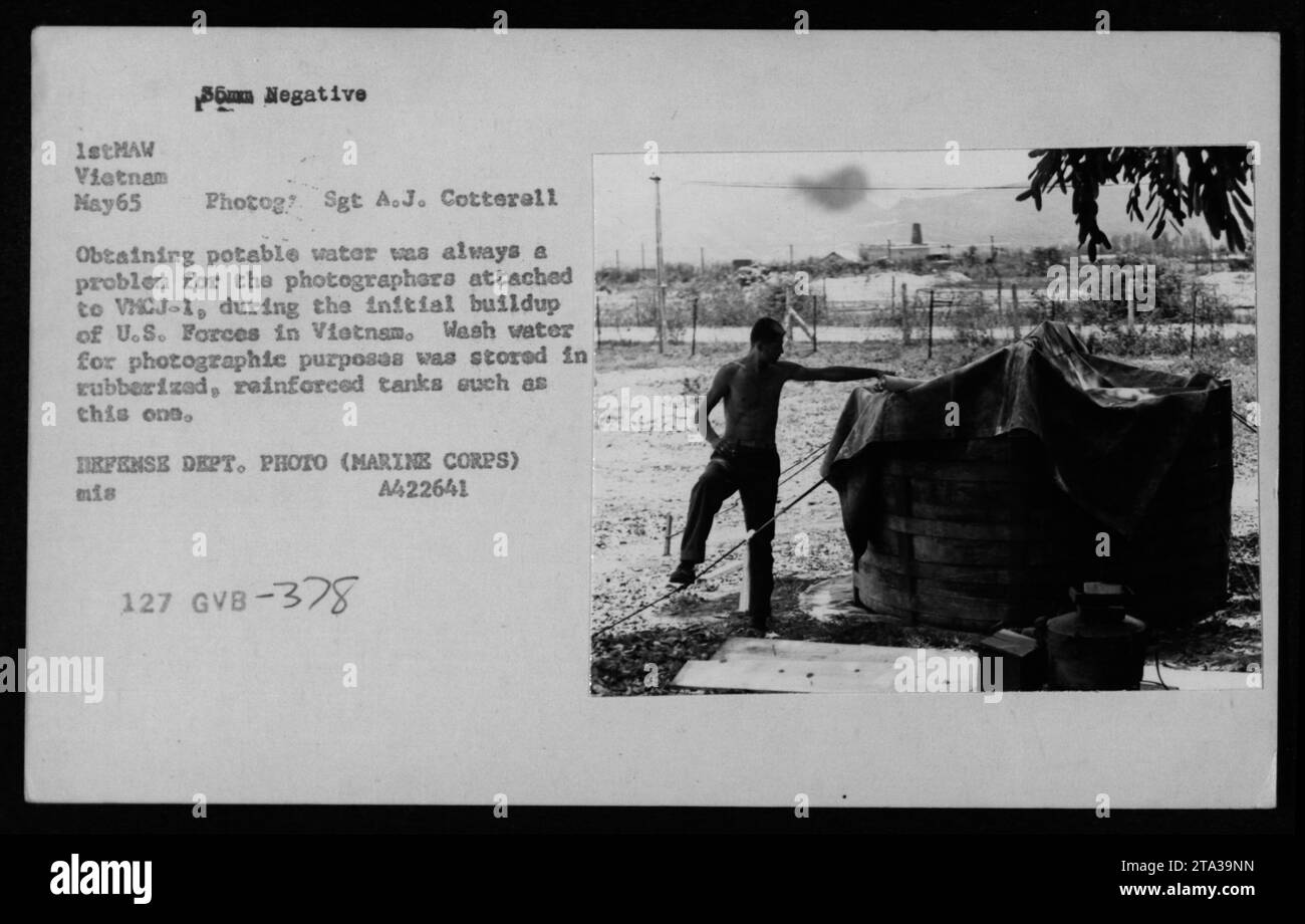Vncj Le sergent A.J. Cotterell, photographe de VNCJ-1, est montré en mai ...